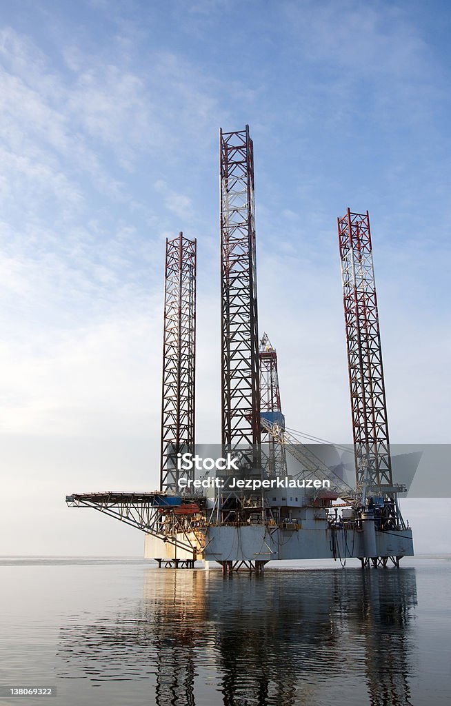 Plataforma petrolífera en el mar de la plataforma de perforación - Foto de stock de Agua libre de derechos