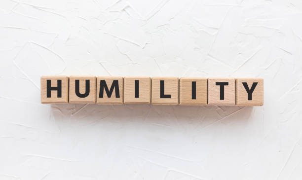 파란색 배경에 나무 큐브에 텍스트 겸손. 사각형 나무 블록. 상단 보기, 플랫 레이. - humility 뉴스 사진 이미지