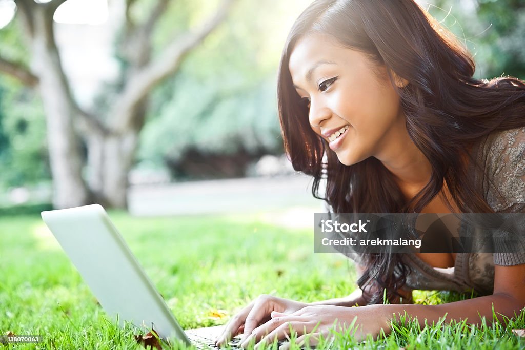 Asian studente campus - Foto stock royalty-free di Abbigliamento casual