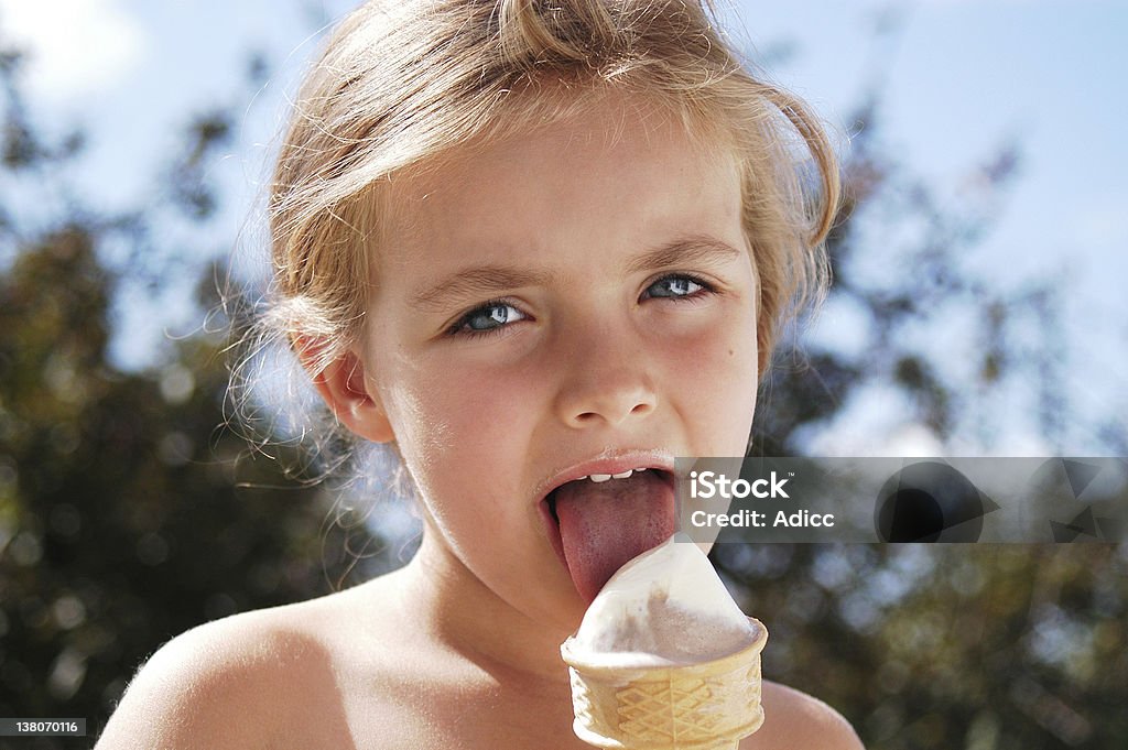 Niña comer Icecream cono - Foto de stock de Helado - Comida dulce congelada libre de derechos