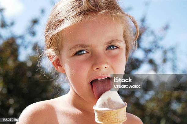 Niña Comer Icecream Cono Foto de stock y más banco de imágenes de Helado - Comida dulce congelada - Helado - Comida dulce congelada, Pelo rubio, Aire libre