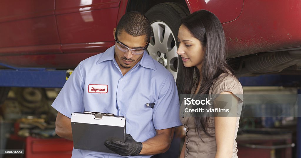Mechaniker in auto Reparaturwerkstatt arbeitet mit Kunden - Lizenzfrei Mechaniker Stock-Foto
