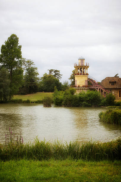 Jardim com uma Torre Medieval - fotografia de stock
