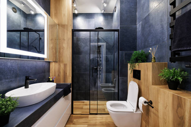 baño de lujo moderno azul oscuro. - inside of model home indoors bathroom fotografías e imágenes de stock