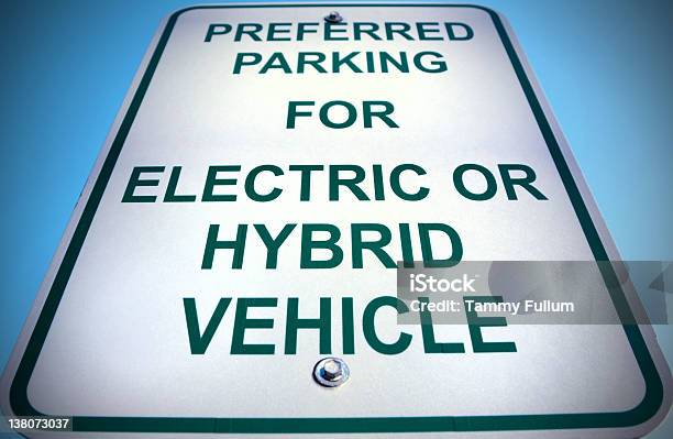 Photo libre de droit de Panneau Électrique Et Les Voitures Hybrides banque d'images et plus d'images libres de droit de Voiture électrique - Voiture électrique, Bleu, Changement