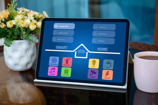 tablette d’ordinateur avec application smart home à l’écran dans la maison - water touching sensory perception using senses photos et images de collection