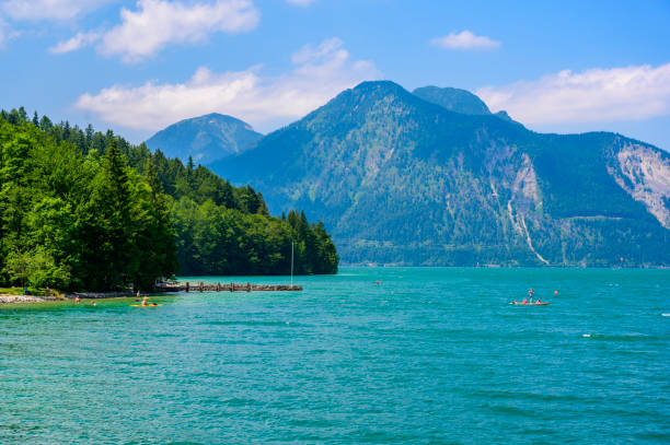 walchensee - in der nähe von berg herzogstand und kochel am see - schönes reiseziel in bayern, deutschland - walchensee lake stock-fotos und bilder