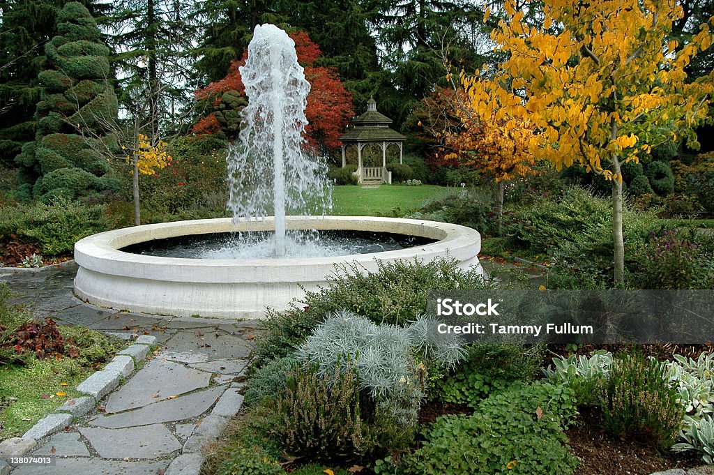 Fontana nel giardino di Seattle Zoo di Washington - Foto stock royalty-free di Fontana - Struttura costruita dall'uomo