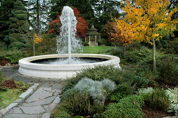 fontana nel giardino di seattle zoo di washington - fountain landscaped ornamental garden flower bed foto e immagini stock