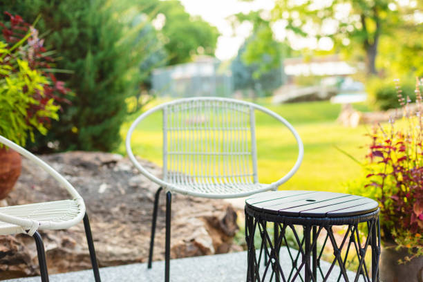 전면 현관 에 야외 의자 및 테이블 중간 세기 현대 정물 생활 사진 시리즈 - real estate decoration black and white architecture 뉴스 사진 이미지