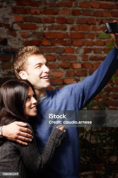 Giovane Coppia - Fotografie stock e altre immagini di Caucasico - Caucasico, Composizione verticale, Coppia eterosessuale