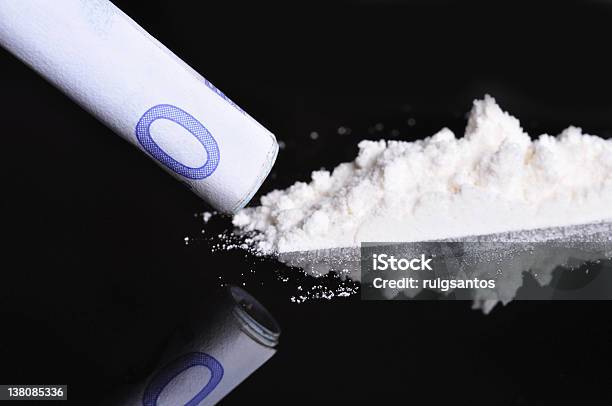 Kokaina Uzależnienie - zdjęcia stockowe i więcej obrazów Banknot - Banknot, Biały, Dealer narkotyków