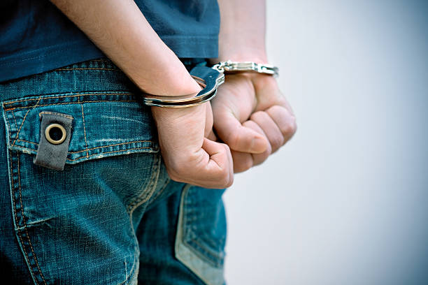 adolescente con arresto - manette foto e immagini stock