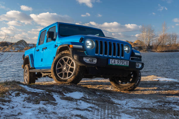 jeep gladiator vicino al lago - off road vehicle 4x4 snow driving foto e immagini stock
