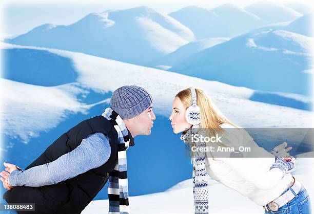 Glückliches Paar Spielen Im Freien Im Winter Berge Stockfoto und mehr Bilder von Aktivitäten und Sport - Aktivitäten und Sport, Attraktive Frau, Berg