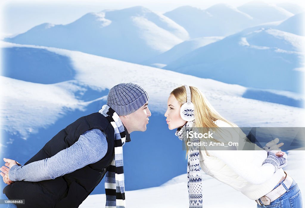 Heureux couple jouant en plein air dans les montagnes de l'hiver - Photo de Activité libre de droits