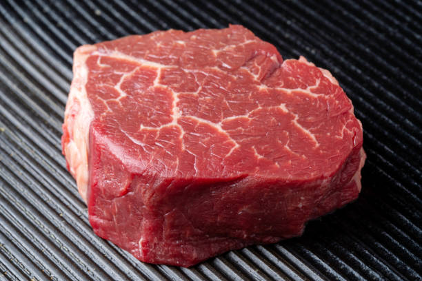 стейк из говяжьего филе - steak filet mignon beef fillet steak стоковые фото и изображения