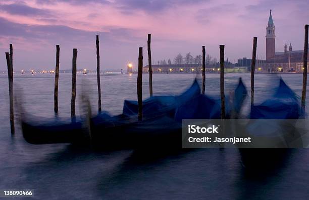 Gondolas En Venecia Foto de stock y más banco de imágenes de Agua - Agua, Aire libre, Amanecer
