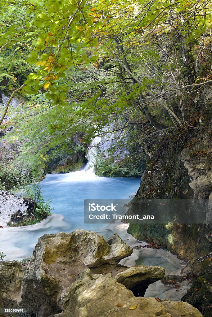 Cascata nella foresta profonda - Foto stock royalty-free di Acqua