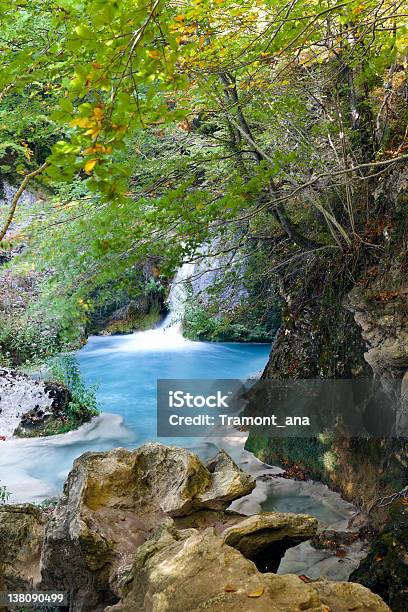 Cascata Nella Foresta Profonda - Fotografie stock e altre immagini di Acqua - Acqua, Ambientazione esterna, Autunno