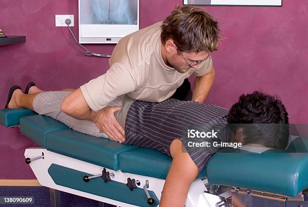 Chiropraktische Therapie Vi Stockfoto und mehr Bilder von Chiropraktiker - Chiropraktiker, Konformität, Chiropraktische Therapie