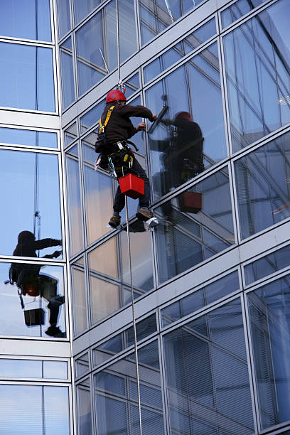 limpiador de ventanas y reflejo - cleaning window window washer built structure fotografías e imágenes de stock