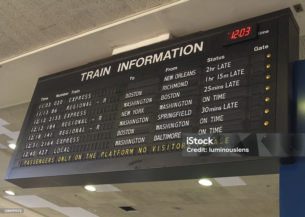 Tren de información - Foto de stock de Tabla de llegadas y salidas libre de derechos