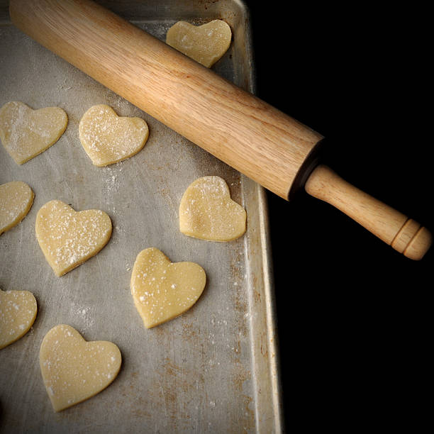 biscuits en forme de cœur pour la saint-valentin - valentines day nobody plaque studio shot photos et images de collection