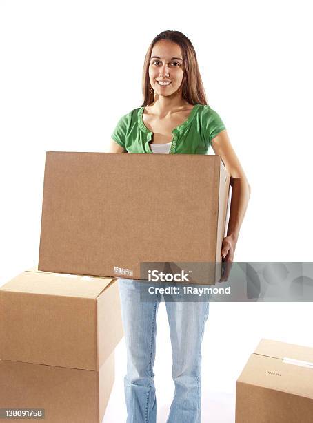 Hübsche Frau Verpackung Moving Neues Haus Oder Lager Stockfoto und mehr Bilder von Auslieferungslager