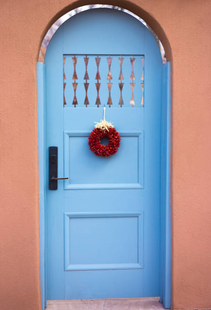 santa fe, nm: corona de chili ristra en puerta azul tradicional - ristra fotografías e imágenes de stock
