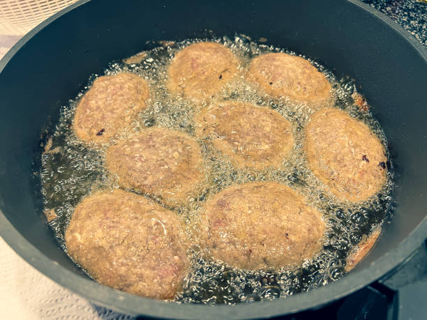 Fry meatballs in the pan.