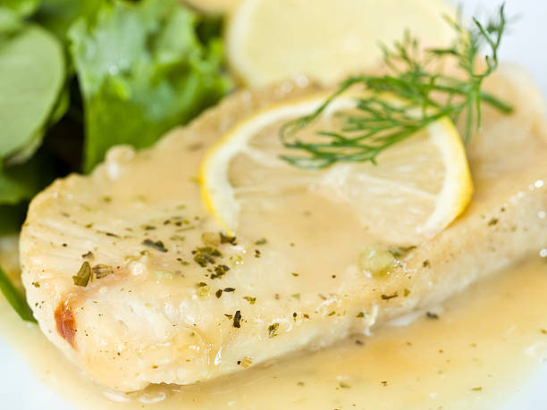 filete de pescado blanco de limón y salsa de hierbas - merluza fotografías e imágenes de stock