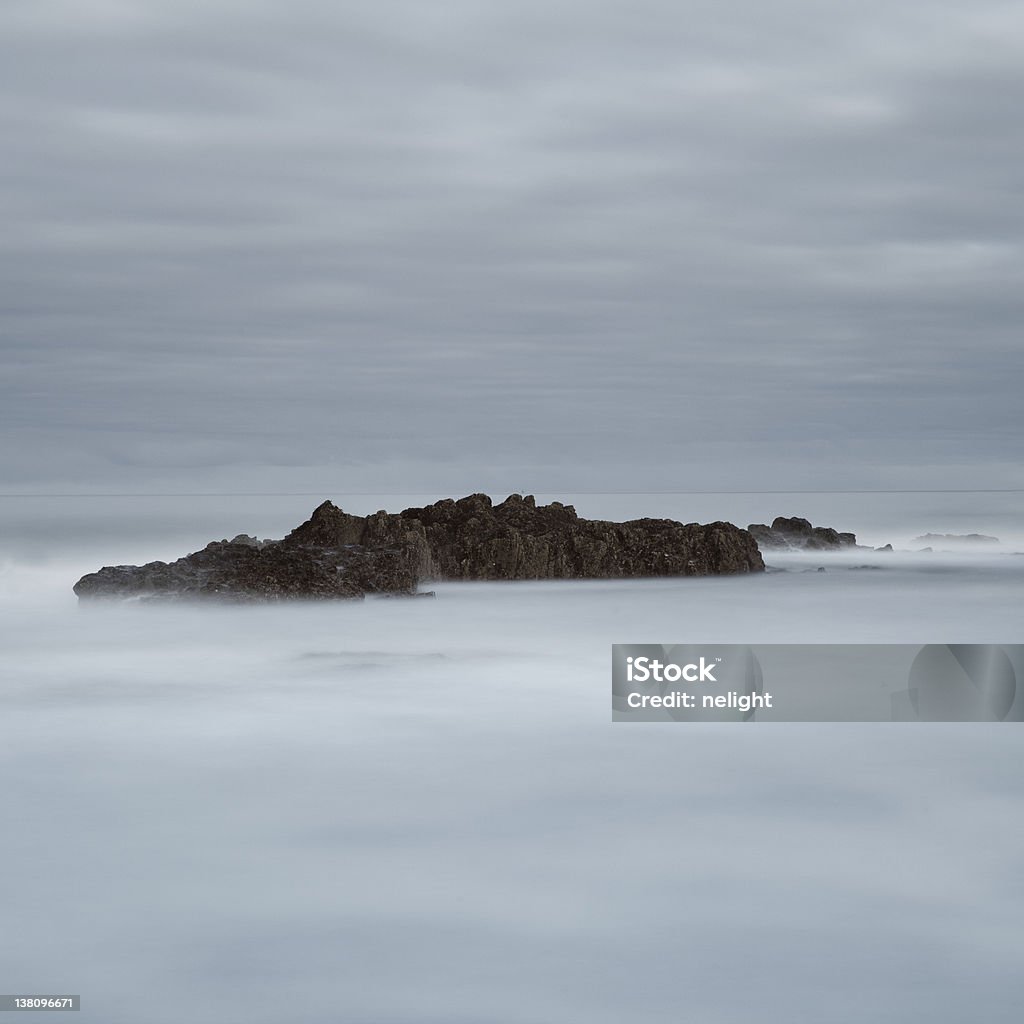 Bamburgh rocce di lunga esposizione - Foto stock royalty-free di Ambientazione tranquilla