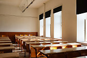 leeres-klassenzimmer-ohne-sch%C3%BCler-i