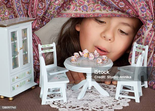 Dolls Housefenster Stockfoto und mehr Bilder von Puppenhaus - Puppenhaus, Puppe, Alice im Wunderland