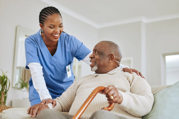 foto de una enfermera hablando con su paciente masculino - senior adult african descent men black fotografías e imágenes de stock