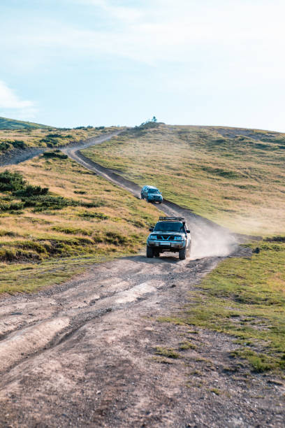 suv-auto auf der spitze der ukrainischen karpaten berg - dragobrat stock-fotos und bilder