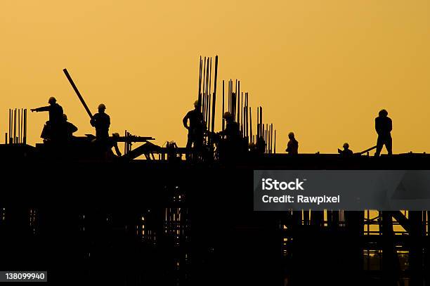 Industrial Al Atardecer Foto de stock y más banco de imágenes de Trabajador de construcción - Trabajador de construcción, Silueta, Solar de construcción