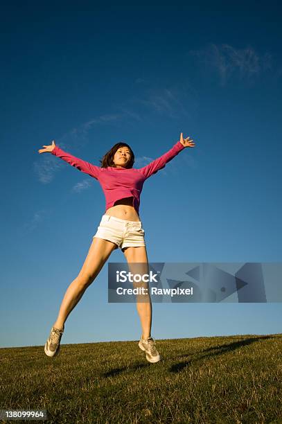 星のジャンプ - 女性のストックフォトや画像を多数ご用意 - 女性, 幸福, 球技場