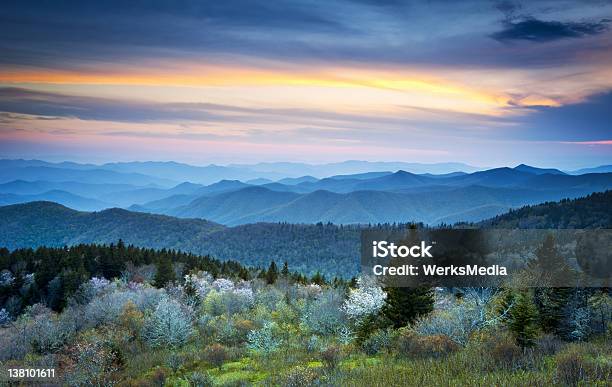 Pittoresche Blue Ridge Parkway Appalachians Smoky Mountains Paesaggio Di Primavera - Fotografie stock e altre immagini di Grandi Montagne Fumose