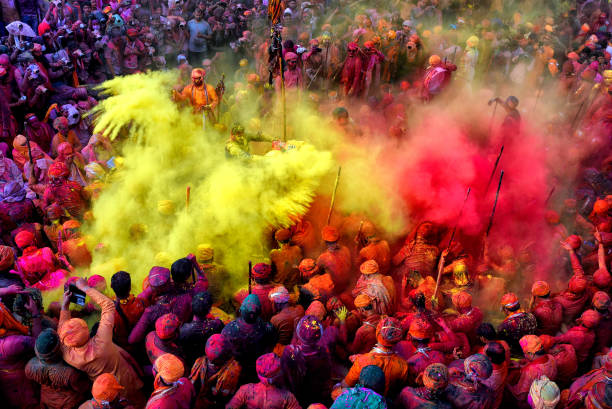 barsana holi, uno de los festivales más alegres de la india. este es el lugar de nacimiento de radha, el amado señor krishna atrae a un gran número de visitantes cada año cuando celebra holi. - india fotografías e imágenes de stock