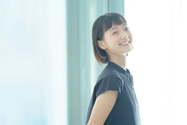 笑顔の若い女性の肖像 - 女性　日本人 ストックフォトと画像