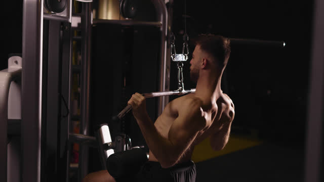 Bodybuilder Posant Fitness Homme Musclé Sur Scène Sombre