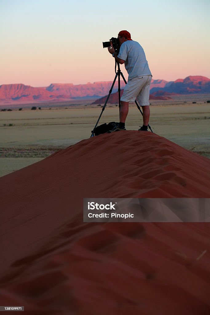 Fotógrafo en la parte superior de las dunas - Foto de stock de Actividad libre de derechos