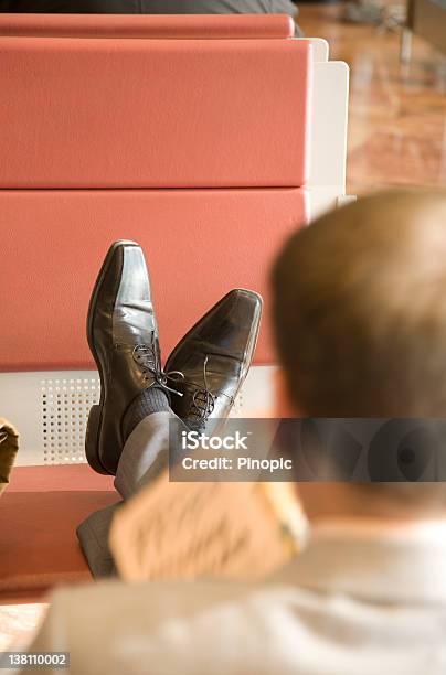 Geschäftsmann Mit Den Füßen Auf Einem Stuhl Stockfoto und mehr Bilder von Geschäftsreise - Geschäftsreise, Glatzenbildung, Abflugbereich