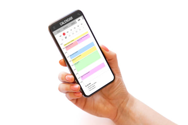 흰색 배경에 고립 된 화면에 달력 응용 프로그램과 함께 전화를 들고있는 사람 - busy schedule 뉴스 사진 이미지