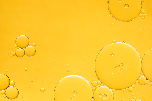Burbujas de aceite abstracto de color amarillo dorado o fondo de suero facial. photo