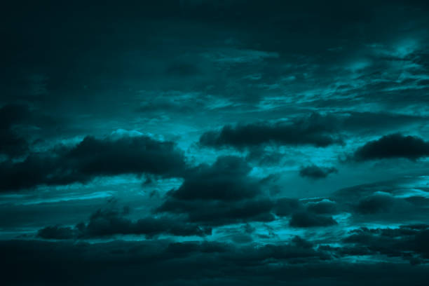 dunkler türkisfarbener himmel. nachthimmel mit wolken. düsterer himmelshintergrund für design. - dramatic sky flash stock-fotos und bilder