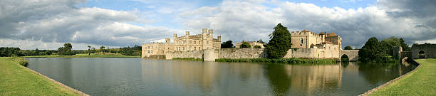 リーズ城に英国ケント - kent leeds castle castle moat ストックフォトと画像