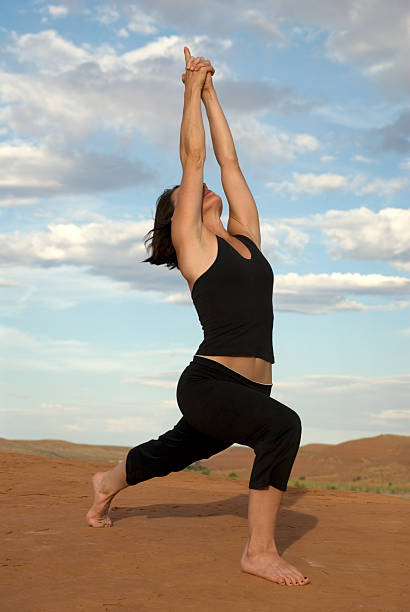 Modificó la sala de estar con forma de medialuna Yoga Pose en la zona de Red Rocks de Utah - foto de stock